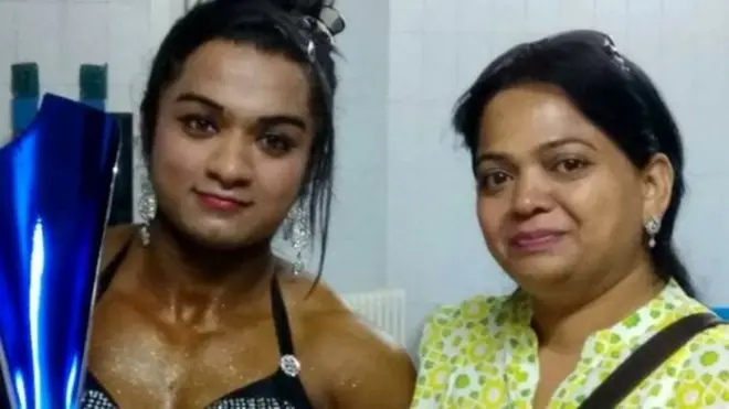 بھومکا اپنی ماں کے ساتھ، ان کی ماں بھی ایک ایتھلٹ تھیں