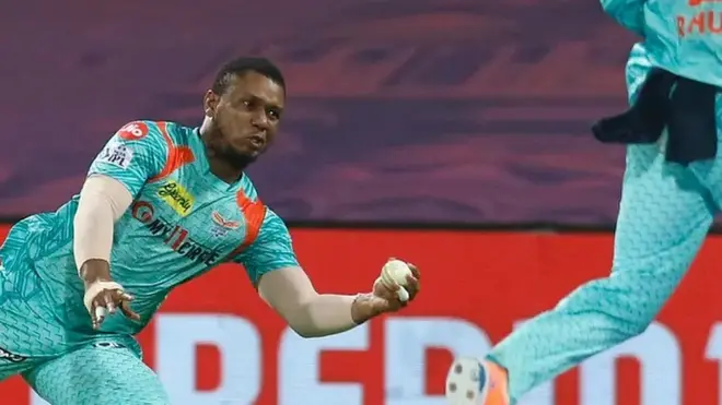 कैचेज़ विन मैचेज़ः रिंकू सिंह का वो कैच जिसने लखनऊ को जीत दिलाई (मुश्किल कैच लपकते हुए इविन लुईस)