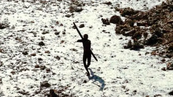 Сентинельцы всегда встречали пришельцев враждебно