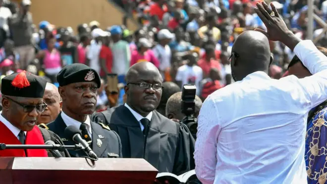 Au Liberia, l'ex-footballer George Weah a pris fonction