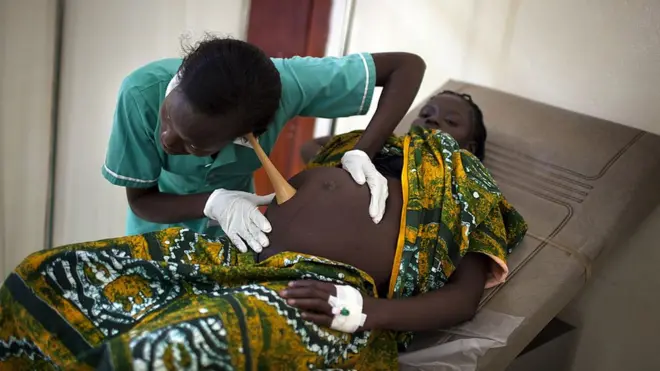 ነፍሰ ጡር እናት ሐኪም ሲመረምራት