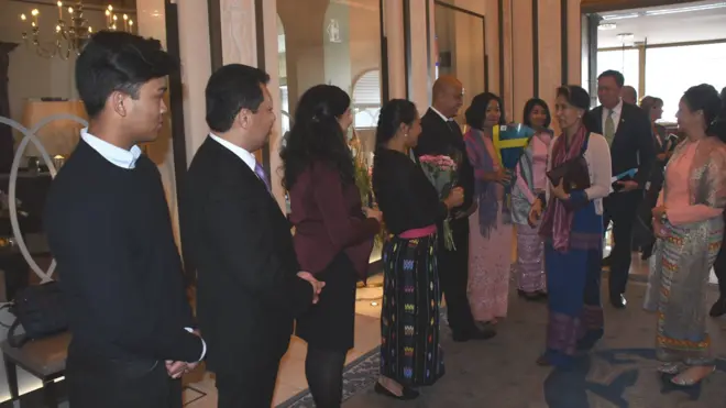 ဆွီဒင် ဝန်ကြီးချုပ် Stefan Lofven နဲ့ တွေ့ဆုံပြီးနောက် သတင်းစာ ရှင်းလင်းပွဲ လုပ်ဖို့လည်း ရှိ