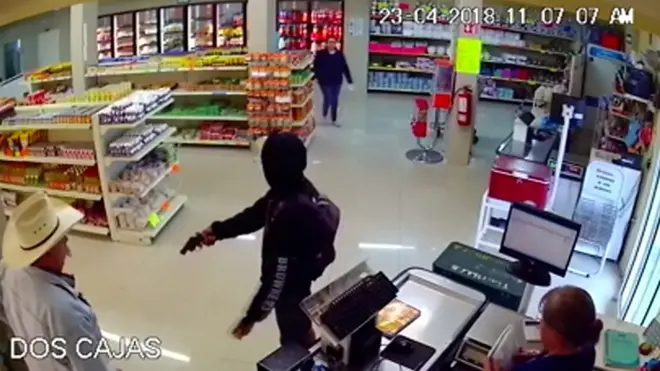 Мексиканский “ковбой" сейчас предотвратит вооруженное ограбление