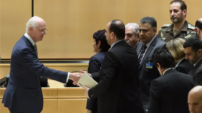 دي ميستورا يسلم على أعضاء وفد المعارضة بعد انتهاء جلسة افتتاح مباحثات جنيف.