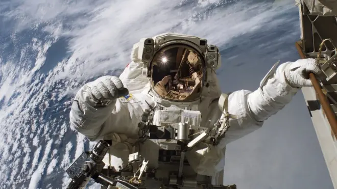 Astronot NASA, Robert L. Curbeam, Jr. tengah memperbaiki peralatan di Stasiun Luar Angkasa Internasional, Desember 2006.