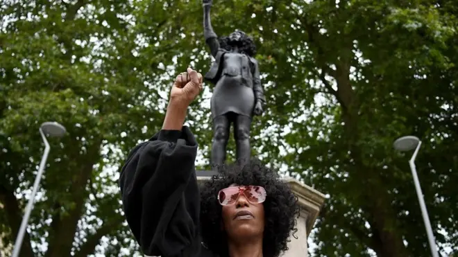 لمن التمثال الذي نصب في بريطانيا دون تصريح؟