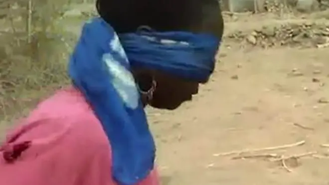 被蒙住双眼的喀麦隆妇女