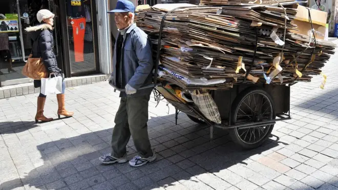 정부는 취약계층의 범위를 '자신에게 필요한 사회서비스를 시장가격으로 구매하는데 어려움이 있거나 노동시장의 통상적인 조건에서 취업이 특히 곤란한 계층'으로 정의하고 있다