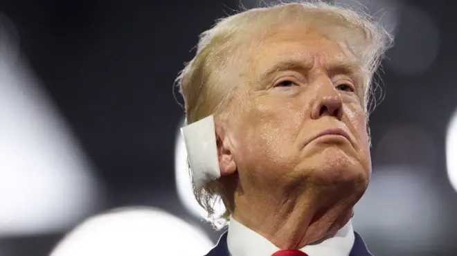 Tramp sa zavojem preko okrznutog uva