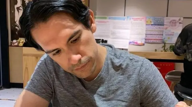 Michael en un restaurante de comida de Wuhan, en Pekín, disfrutando de un platillo de "reganmian", el platillo emblemático de dicha ciudad china, el pasado 4 de abril.