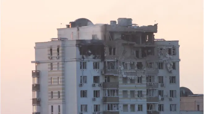 Понівечена багатоповерхівка у Голосіївському районі