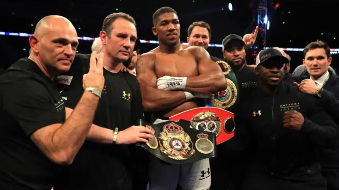 Anthony Joshua con su nuevo cinturón de campeón tras derrotar a Wladimir Kitshko.