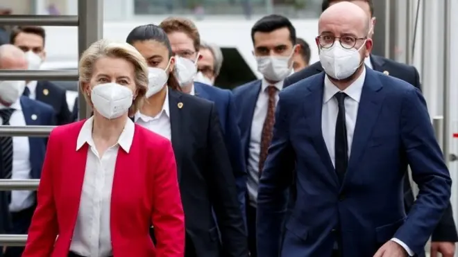 AB Komisyonu Başkanı Von der Leyen (solda) ve Avrupa Birliği Konseyi Başkanı Charles Michel