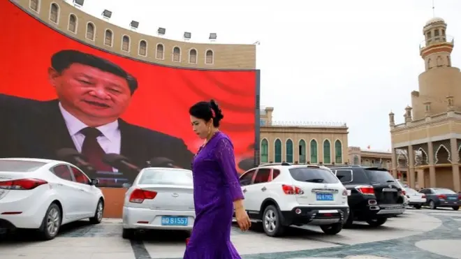 在美國的人權組織說，中國在新疆拘禁100多萬維吾爾族穆斯林讓他們接受再教育，強迫他們放棄伊斯蘭信譽，背叛他們的民族。新疆喀什市的主要廣場。