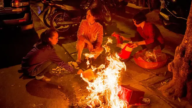 Đốt vàng mã nhân ngày Tết ở Việt Nam - hình minh họa. Tiền công quỹ ở nước này cũng 'bị đốt' vô tội vạ vào các vụ thất thoát, nhũng lạm và lãng phí