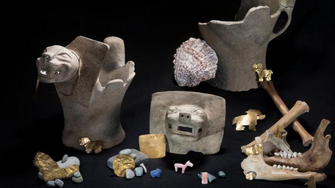 Objetos hallados cerca de la Isla del Sol, incluyendo tallados en oro y restos de llamas probablemente sacrificadas