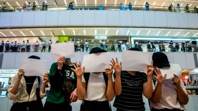 《國安法》生效後，有示威者因不知哪種口號不違法而舉白紙抗議。