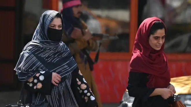 అఫ్గాన్ మహిళలు తమ ముఖంపై ముసుగులు, పొడవైన దుస్తులు ధరించడం ప్రారంభించారు.