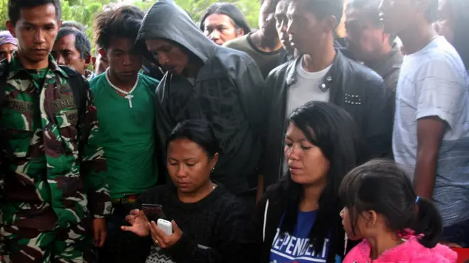 Keluarga korban tengah menunggu kabar tentang penembakan itu.