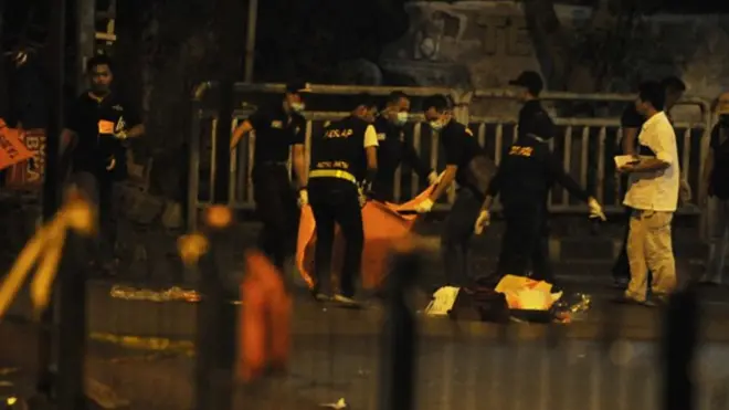 Bom bunuh diri itu menewaskan tiga petugas polisi dan dua pelaku serangan.