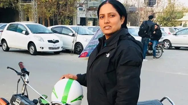 بی بی سی اردو کی خواتین بائیکرز پر مبنی خصوصی سیریز میں ملیے کریم کی پاکستان میں پہلی خاتون بائیک رائیڈر رفعت شیراز سے۔