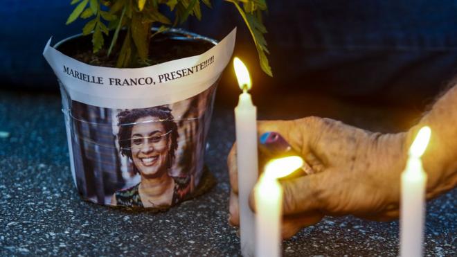 La conseillère municipale de Rio (Parti socialisme et liberté), a été tuée mercredi soir en plein centre-ville alors qu'elle revenait d'un rassemblement pour la promotion des femmes noires.