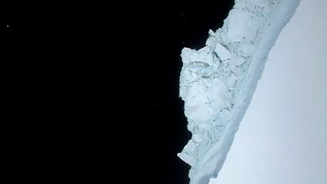 Con un peso de un billón de toneladas, el coloso de hielo se desprendió de la Plataforma de Hielo Larsen C el año pasado.