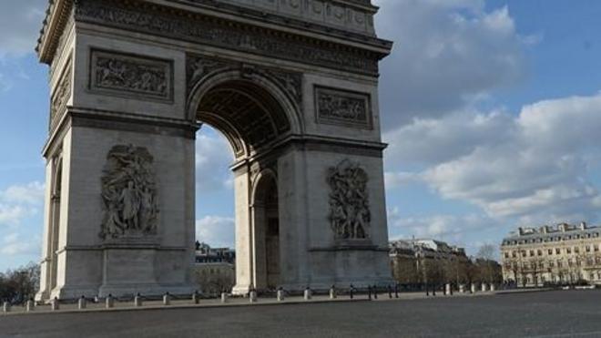 Khải hoàn môn ở trung tâm Paris trở nên vắng lặng khác thường