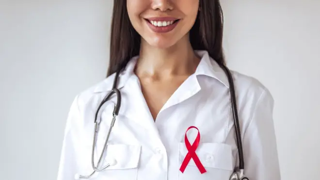 Hay diferentes opciones farmacológicas según el nivel de exposición al virus o la carga viral en sangre.