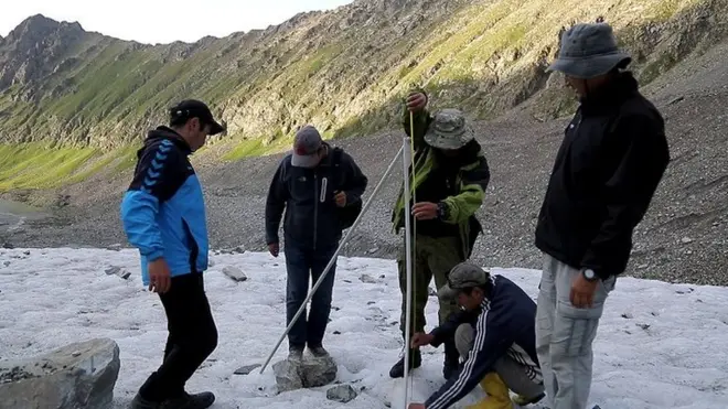 Бизди коштоп жүргөн илимий кызматкерлер бир апта мурун мөңгүгө келип, атайын жабдыктарын коюп кетишкен экен. Өзгөрүүлөрдү дыкат кагазга түшүрүп алышты.