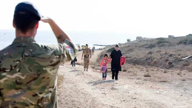 2015'te Ada'ya ulaşmayı başaran göçmenler