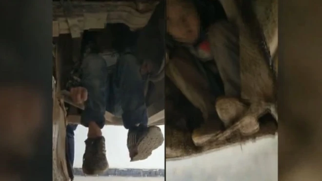 Kedua bocah bersembunyi di kolong bus.