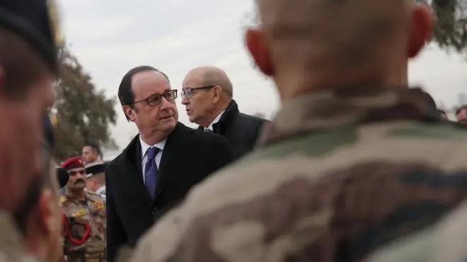 奥朗德在伊拉克检阅军队