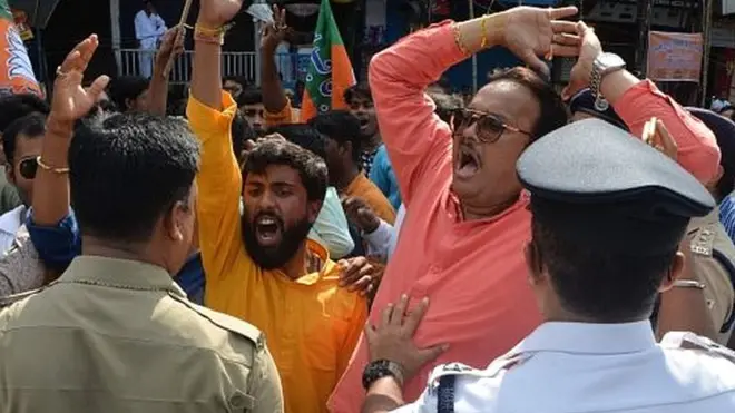 प्रदर्शन करते लोग