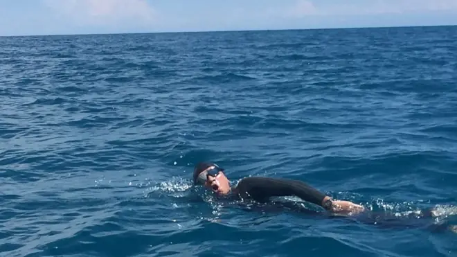 Эркин Асрандиев 6-август күнү Ысык-Көлдө 15 чакырым 100 метр аралыкты сүзүп өткөн