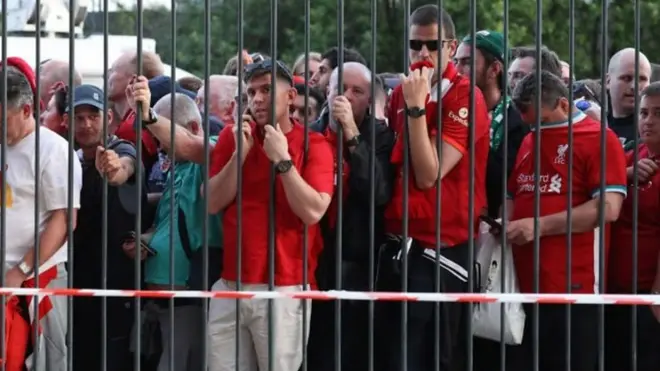 نشر المشجعون مقاطع فيديو تُظهر رش رذاذ الفلفل وأطفال يبكون في باريس