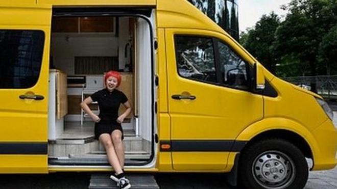 28岁的深圳居民何女士住在一辆黄色房车里