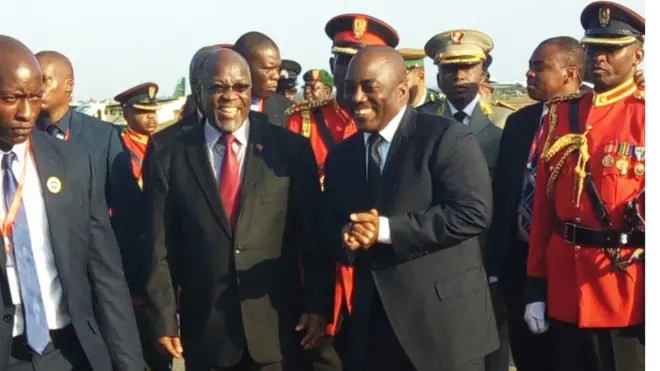 Rais Joseph kabila wa DRC akipokewa na mwenyeji wake rais John Pombe Magufuli wa Tanzania alipoanza ziara ya siku tatau nchini humo