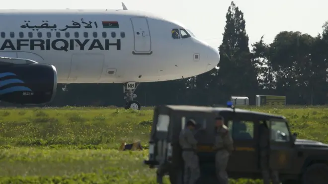 起初的媒體報道說，這起事件中涉及兩名劫持者，他們威脅要炸了這架飛機。