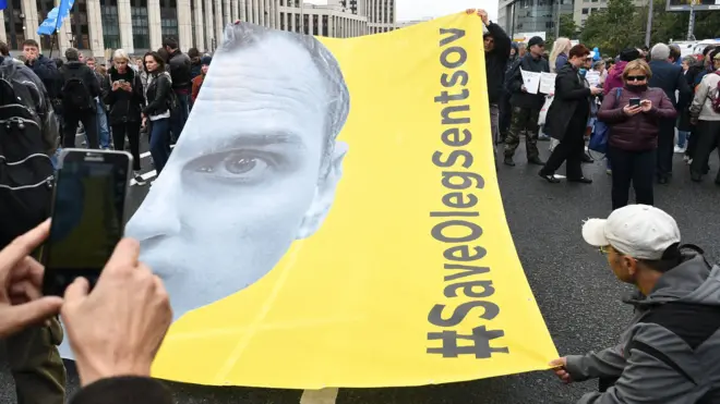 Плакат с Сенцовым на митинге в Москве