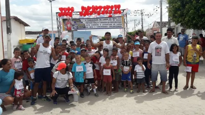 Ivanildo (ao centro) com as crianças participantes das corridas; 'prometi à molecada que ia fazer isso por toda a minha vida'