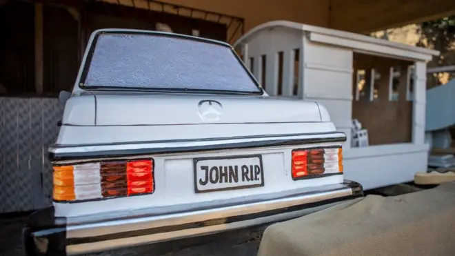 የመኪና ሬሳ ሳጥን 65032