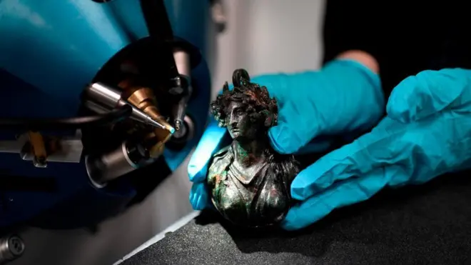 37-метрова установка бомбардувала статуетки атомами водню та гелію