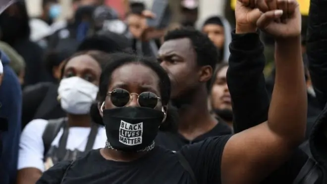 سار آلاف الأشخاص في المملكة المتحدة كجزء من تظاهرات "حياة السود مهمة"