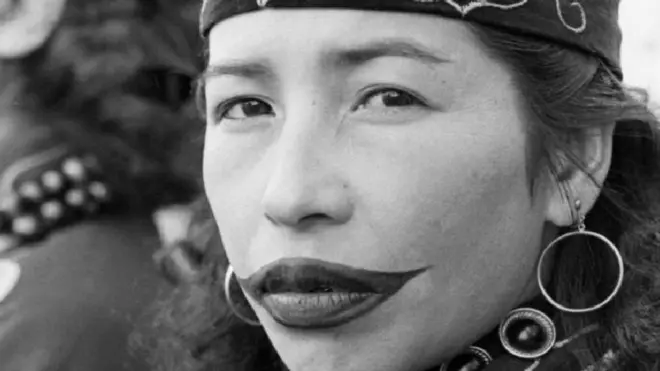 sekitar tahun 1960: Seorang perempuan Ainu dengan bibir bertato. Bibir atas disayat selama masa kanak-kanak dan abu digosok untuk meninggalkan bekas luka.