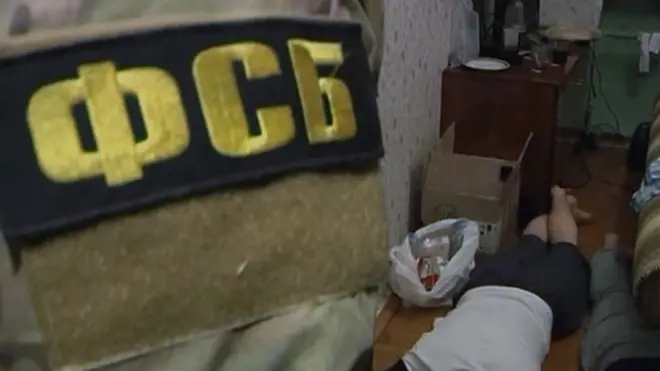 В квартире, где произошло задержание, было обнаружено огнестрельное оружие, исламистская литература и взрывчатые вещества