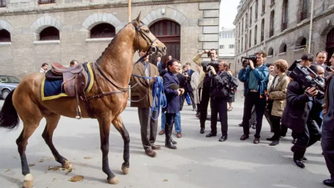 Франсуа Миттеранга тартууланган күлүктүн аты Генжим эле. Аны 1994-жылы Парижге жеткиришкен