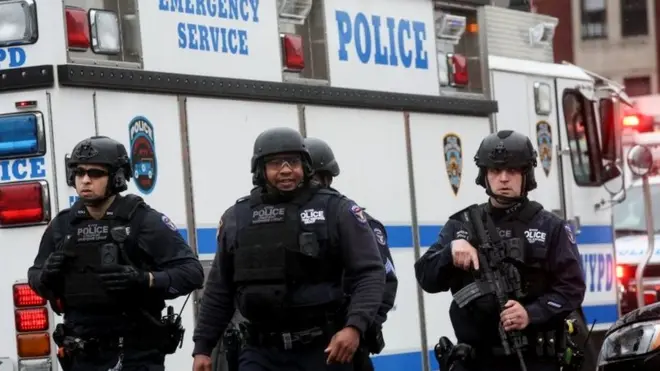 ماموران پلیس نیویورک در اطراف محل حادثه