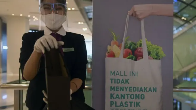Penggunaan kantong plastik sekali pakai pada pusat perbelanjaan, toko swalayan, dan pasar rakyat mulai dilarang di DKI Jakarta pada 1 Juli