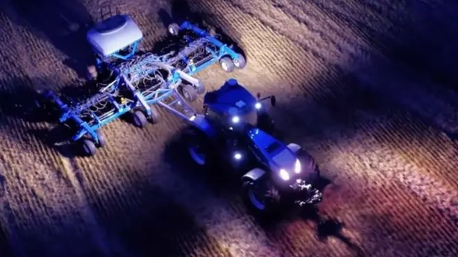 รถแทรกเตอร์ระบบอัตโนมัติที่ทำงานได้ทั้งวันทั้งคืน